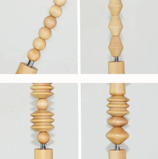 Gros plan sur les détails sculptés de la suspension perle bois naturel, mettant en valeur son design artisanal unique.