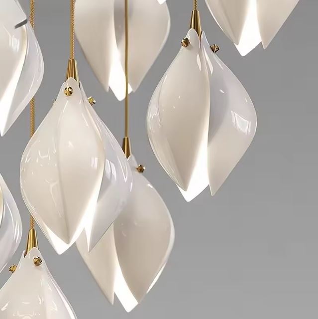 Zoom sur les détails raffinés d'une suspension tulipe blanche en céramique au design moderne, idéale pour une décoration sophistiquée.