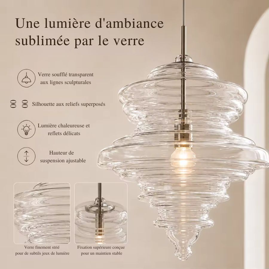 Détails d'une suspension sculpturale en verre soufflé transparent, aux reliefs striés et à la lumière chaleureuse.