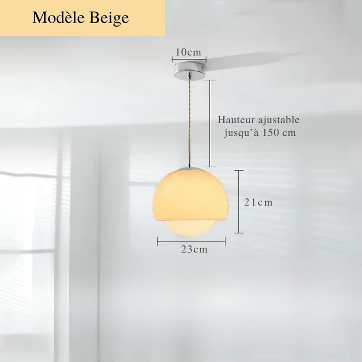Version beige de la suspension à globe opalin au design arrondi, avec hauteur ajustable jusqu’à 150 cm