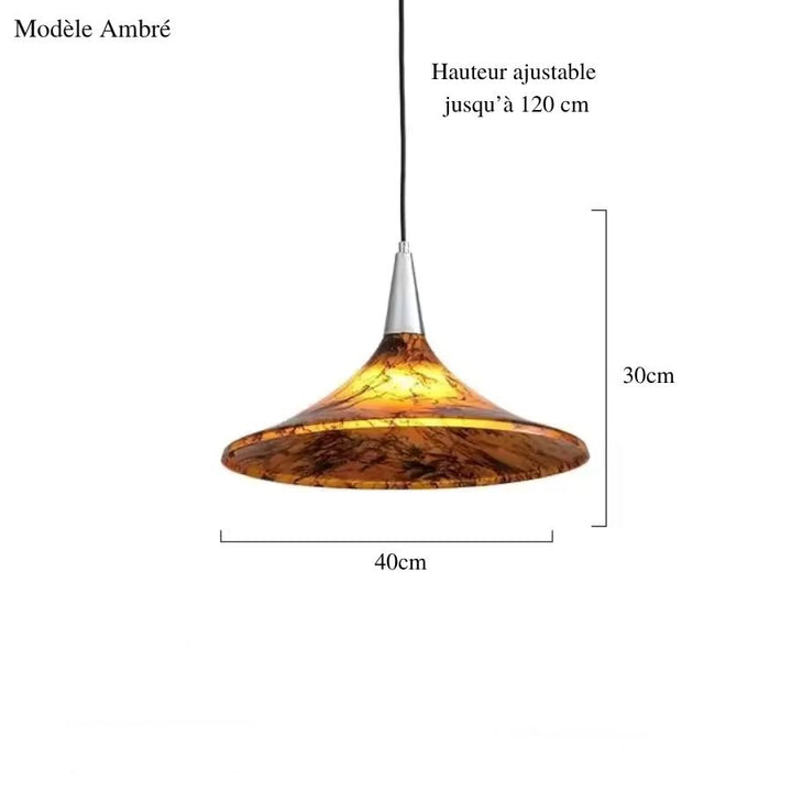 Déclinée en finition ambrée, cette suspension corolle en acrylique mesure 40 cm de diamètre pour 30 cm de haut