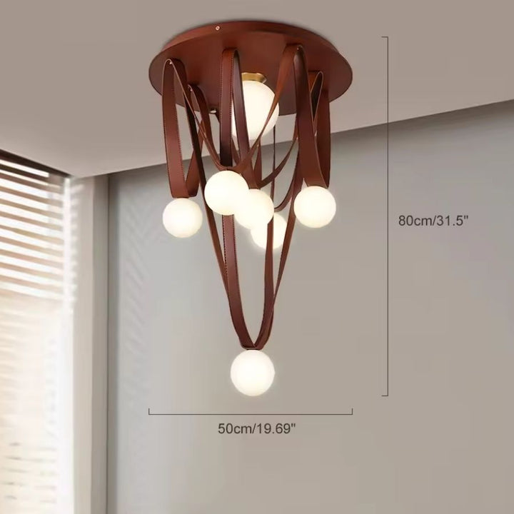 Dimensions de la suspension en cuir brun et globes opalins : 50 cm de large pour 80 cm de hauteur.