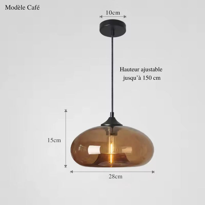 Finition café translucide sur cette suspension dôme en verre, entre inspiration vintage et élégance contemporaine
