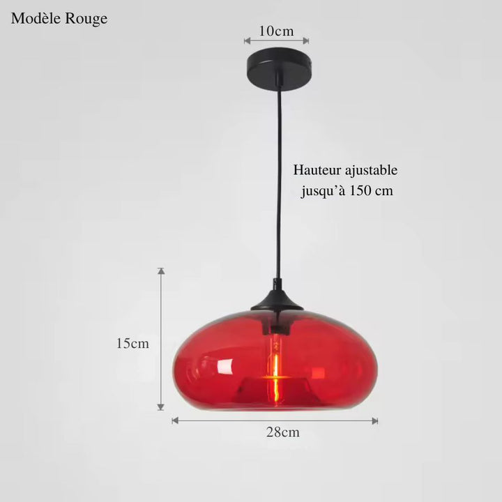 En verre rouge brillant, cette suspension dôme aplati de 28 cm apporte une touche pop et vintage à l’intérieur