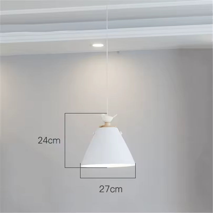 Dimensions du luminaire conique blanc avec oiseau perché et finition bois : 27 cm de diamètre pour 24 cm de hauteur