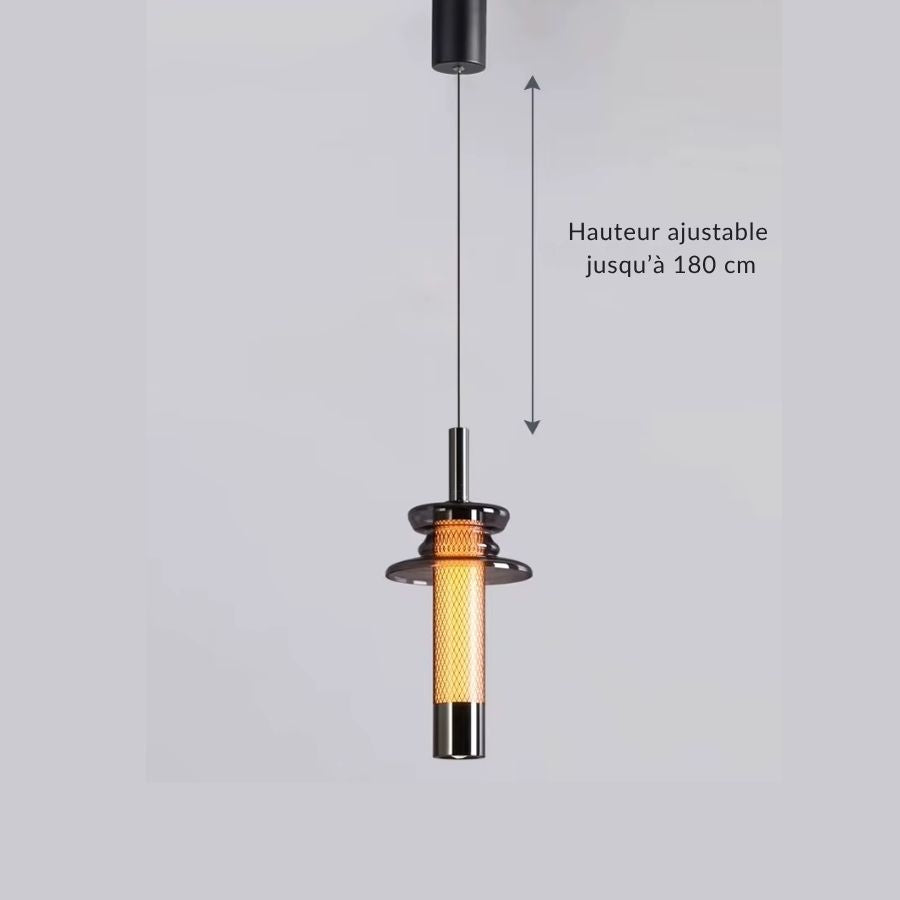 Hauteur réglable jusqu’à 180 cm pour cette suspension tubulaire en verre fumé au design contemporain