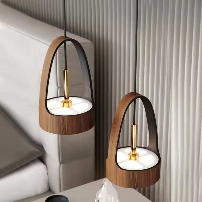 Deux luminaires à arche métallique effet bois révèlent un design japandi épuré avec finition dorée centrale