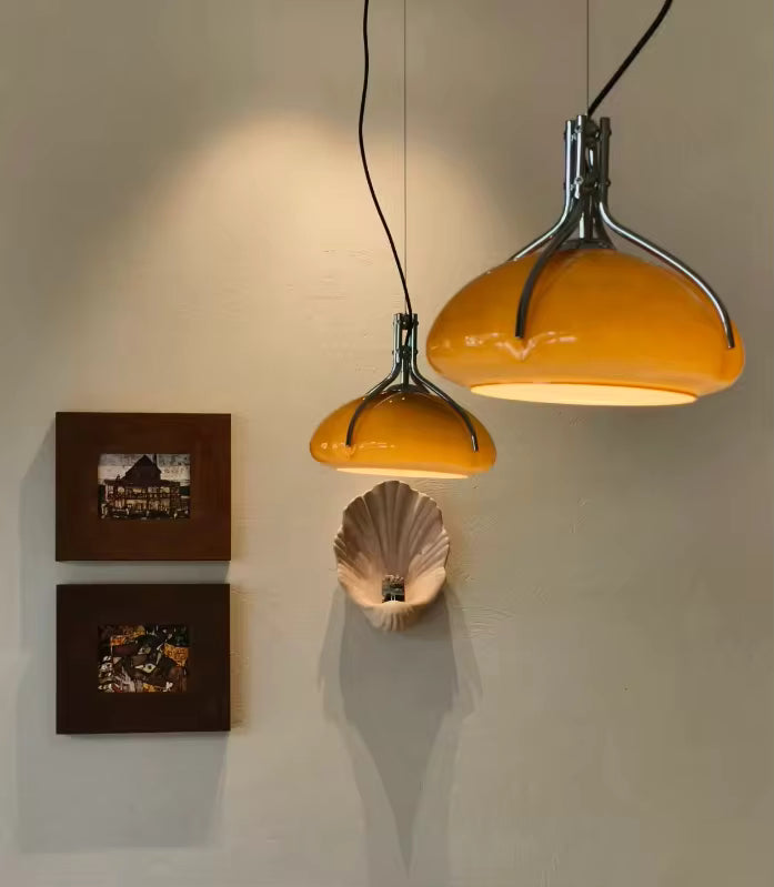 Deux luminaires dôme orange à structure chromée, dans un décor rétro Space Age inspiré des années 70