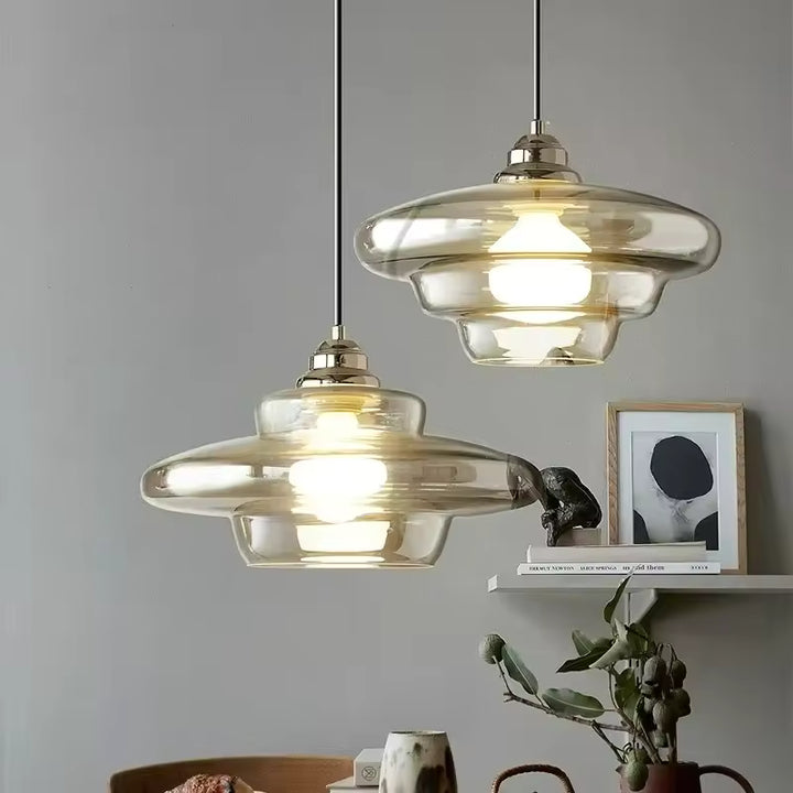 Duo de luminaires suspendus en verre champagne à silhouette étagée, au design vintage élégant dans une salle à manger