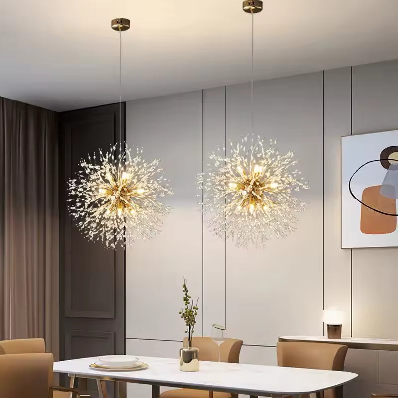 Deux lustres pissenlit dorés à perles transparentes composent un éclairage décoratif au-dessus de la table