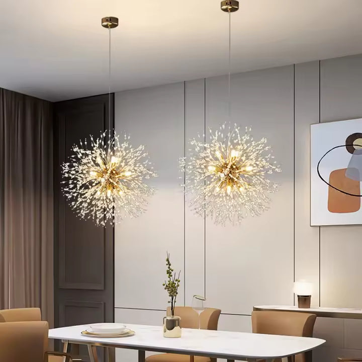 Deux lustres pissenlit dorés à perles transparentes composent un éclairage décoratif au-dessus de la table