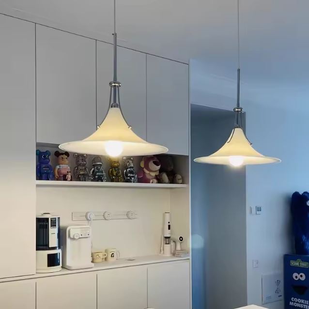 Deux suspensions blanches évasées, entre design scandinave, modernisme doux et esprit vintage chic.
