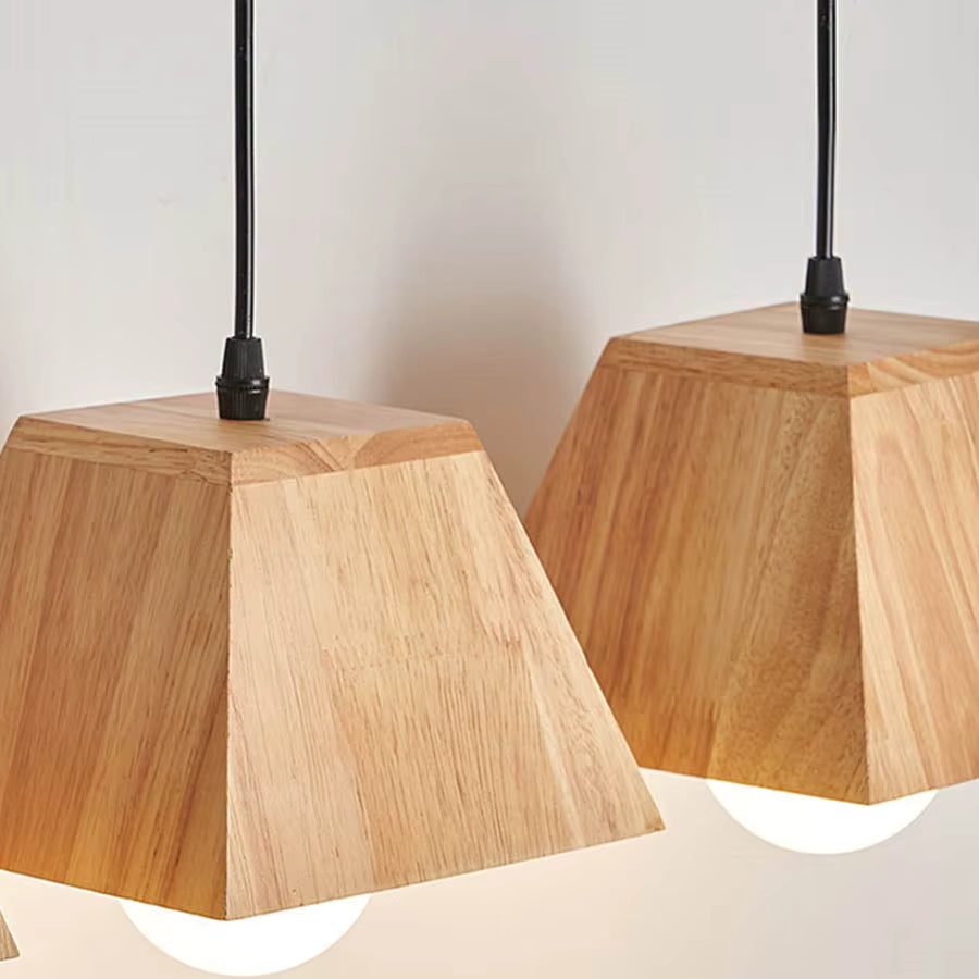 Duo de suspensions géométriques en bois clair avec globes opalins, aux lignes épurées d’inspiration nordique