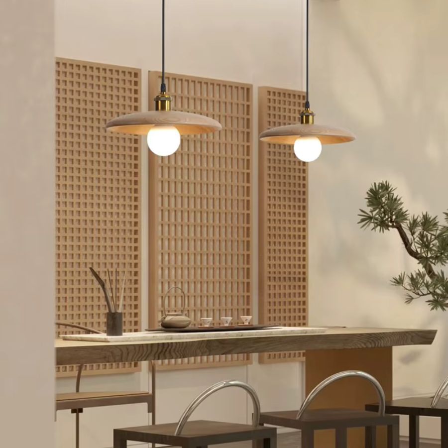 Ambiance japonaise et naturelle avec deux suspensions en bois clair à globe lumineux au-dessus d’une table