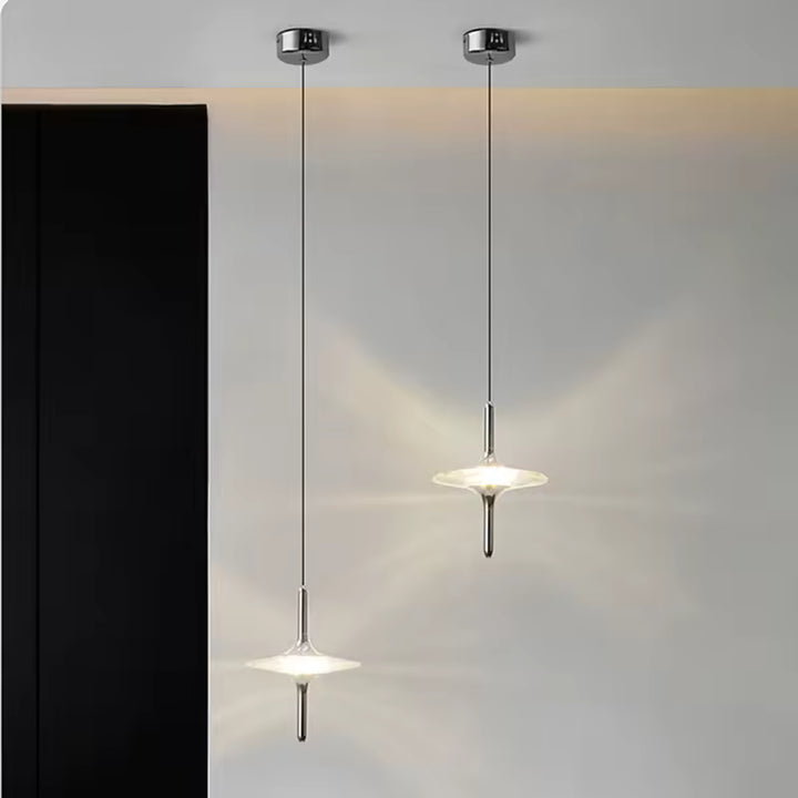 Deux suspensions étoile en cristal K9 et métal chromé à hauteurs décalées, dans un décor minimaliste et contemporain