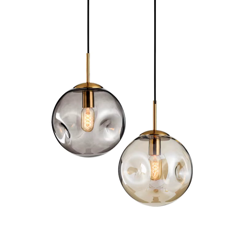 Duo de suspensions globe en verre ondulé fumé et ambré, avec finitions dorées au style élégant et contemporain