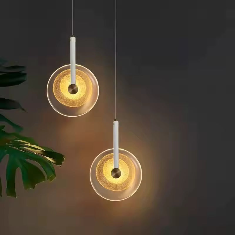 Duo de suspensions médaillon en verre à lanière en cuir, au design contemporain avec lumière chaude décorative