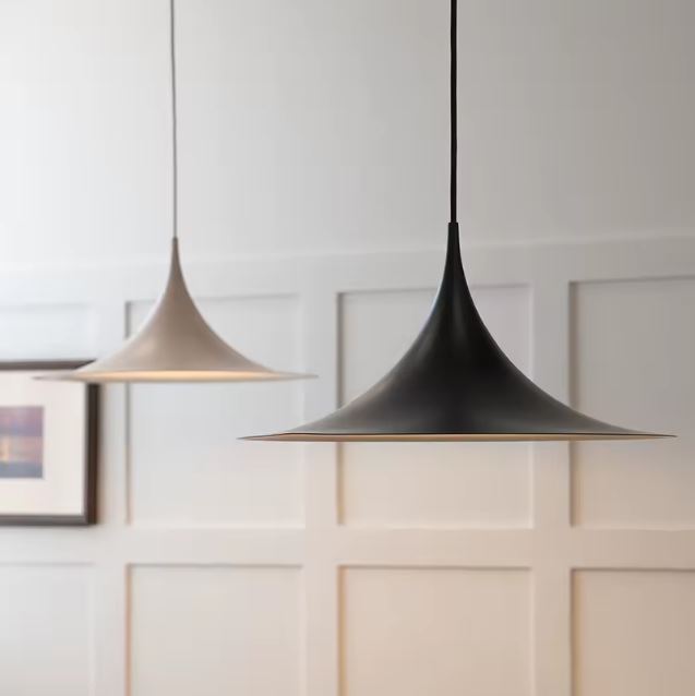 Duo de suspensions noire et blanche aux lignes fuselées, entre Bauhaus, design italien et modernisme raffiné.