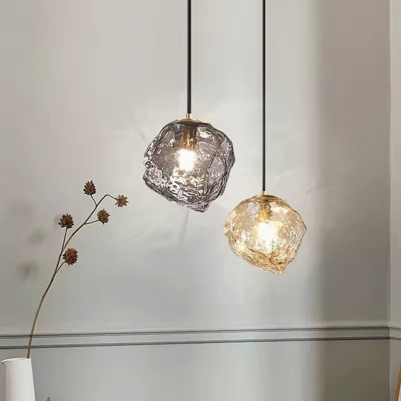 Deux suspensions roche en verre fumé et ambré, aux formes sculpturales pour une décoration design et contemporaine
