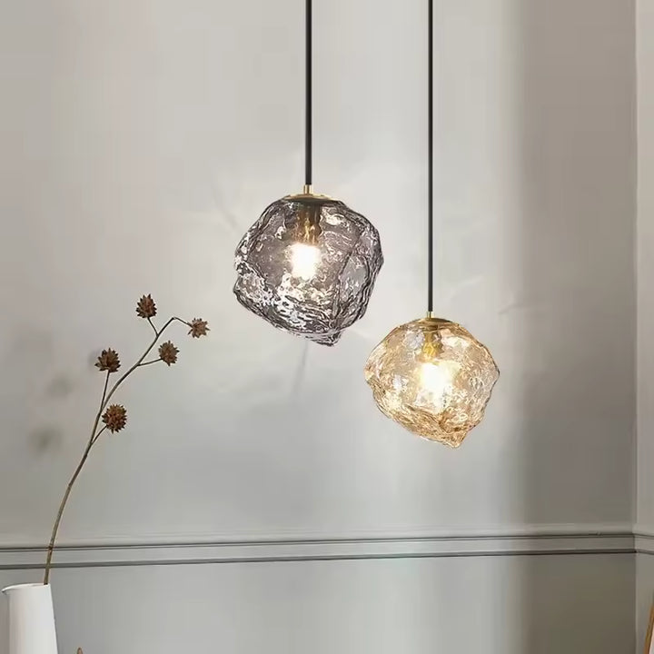 Deux suspensions roche en verre fumé et ambré, aux formes sculpturales pour une décoration design et contemporaine