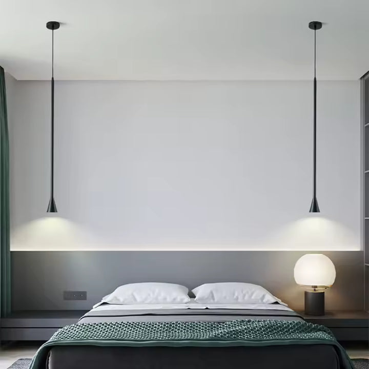 Deux luminaires noirs élancés encadrent le lit, avec embouts trompette et lignes minimalistes dans une chambre moderne