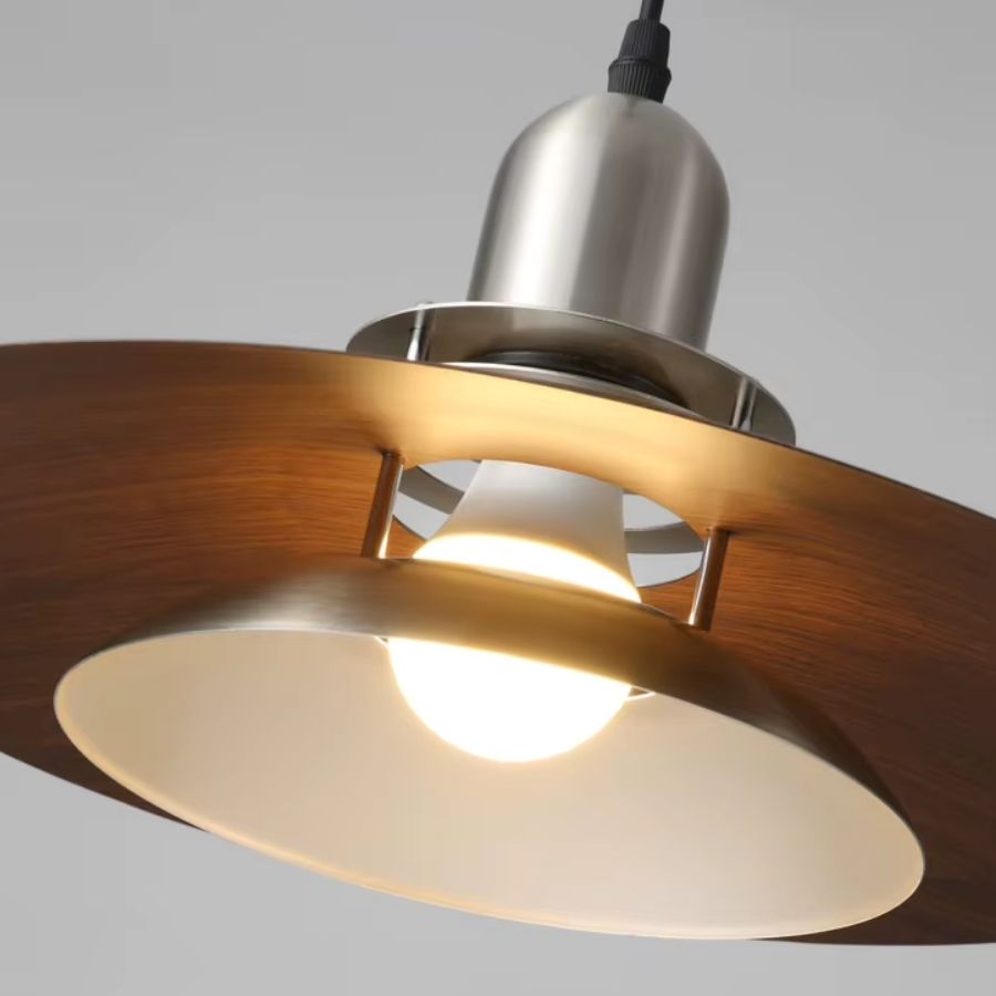 Vue sous la suspension en métal effet noyer, révélant son réflecteur satiné et une lumière chaude d’inspiration rétro.