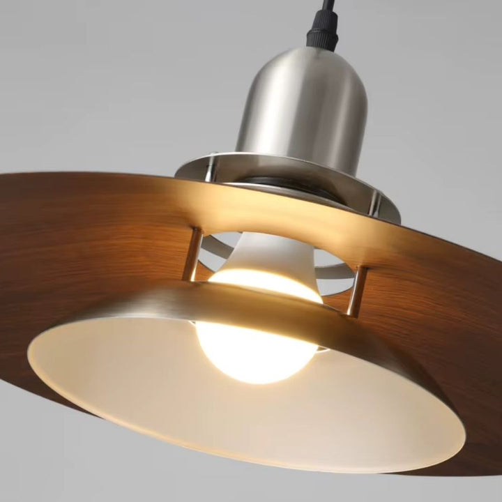 Vue sous la suspension en métal effet noyer, révélant son réflecteur satiné et une lumière chaude d’inspiration rétro.