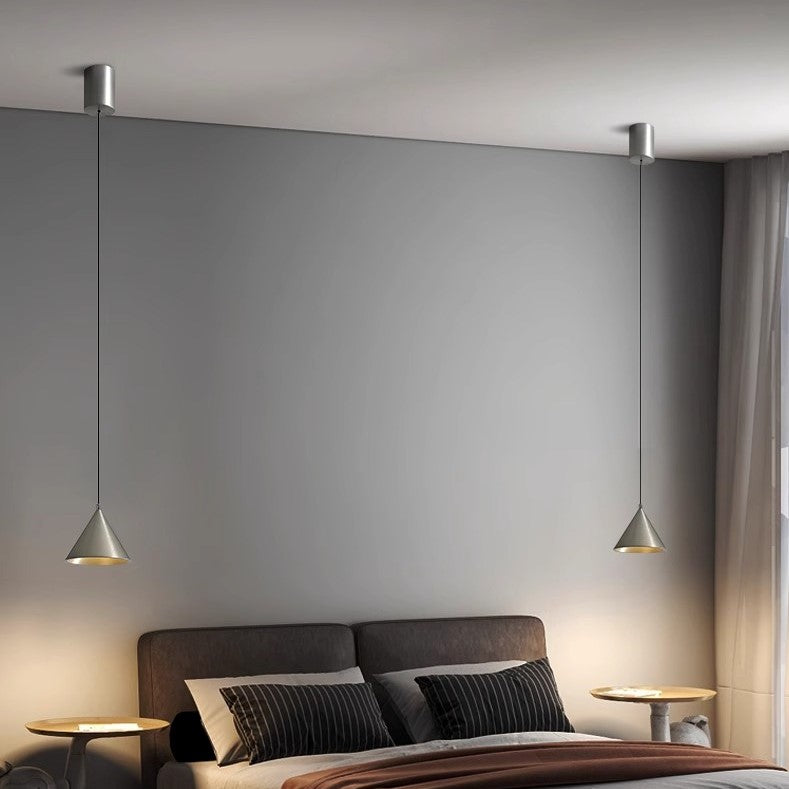 Éclairage de chevet suspendu design pour chambre parentale, remplaçant idéalement les lampes à poser classiques.