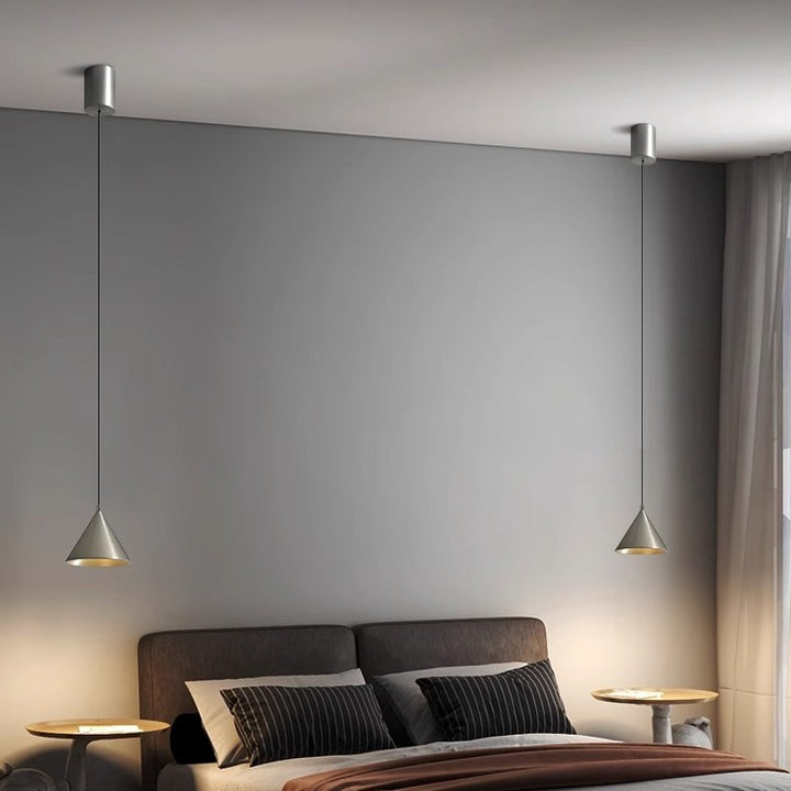 Éclairage de chevet suspendu design pour chambre parentale, remplaçant idéalement les lampes à poser classiques.
