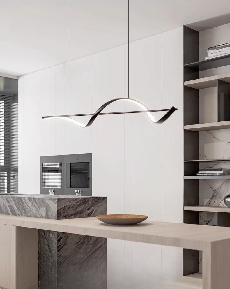 Éclairage design suspendu avec ruban noir au-dessus d'une table en bois dans un intérieur épuré.
