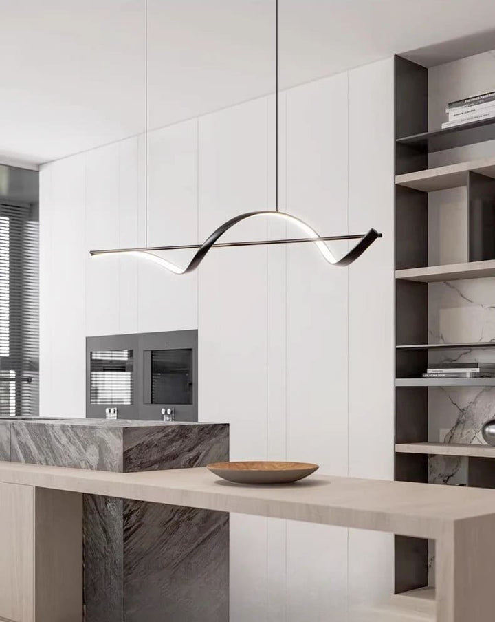 Éclairage design suspendu avec ruban noir au-dessus d'une table en bois dans un intérieur épuré.