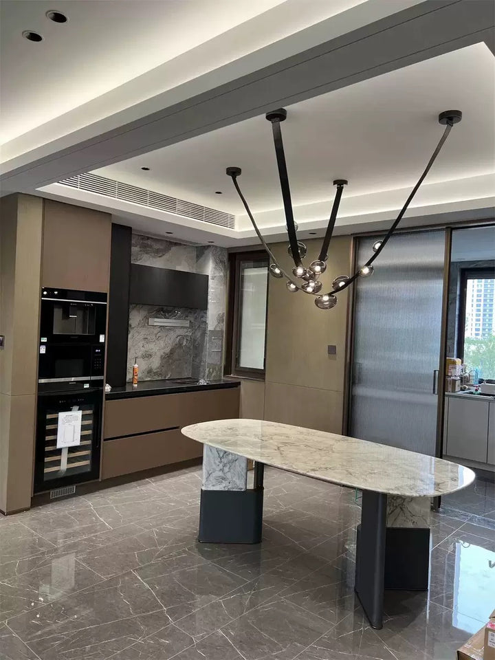 Éclairage suspendu sophistiqué en cuir et sphères lumineuses en verre valorisant une belle table de repas.