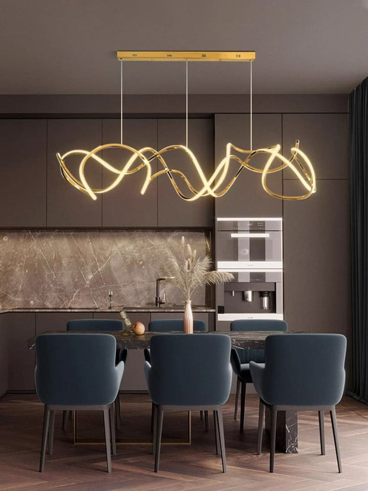 Éclairage suspendu au design chic illuminant une grande table de salle à manger familiale.