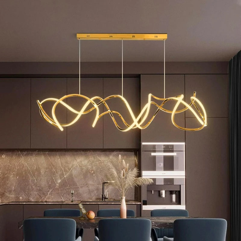 Éclairage suspendu au design contemporain au-dessus d'une table de salle à manger épurée.