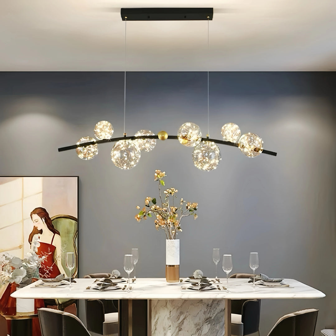 Éclairage suspendu à globes en verre étincelants pour une salle à manger au décor soigné