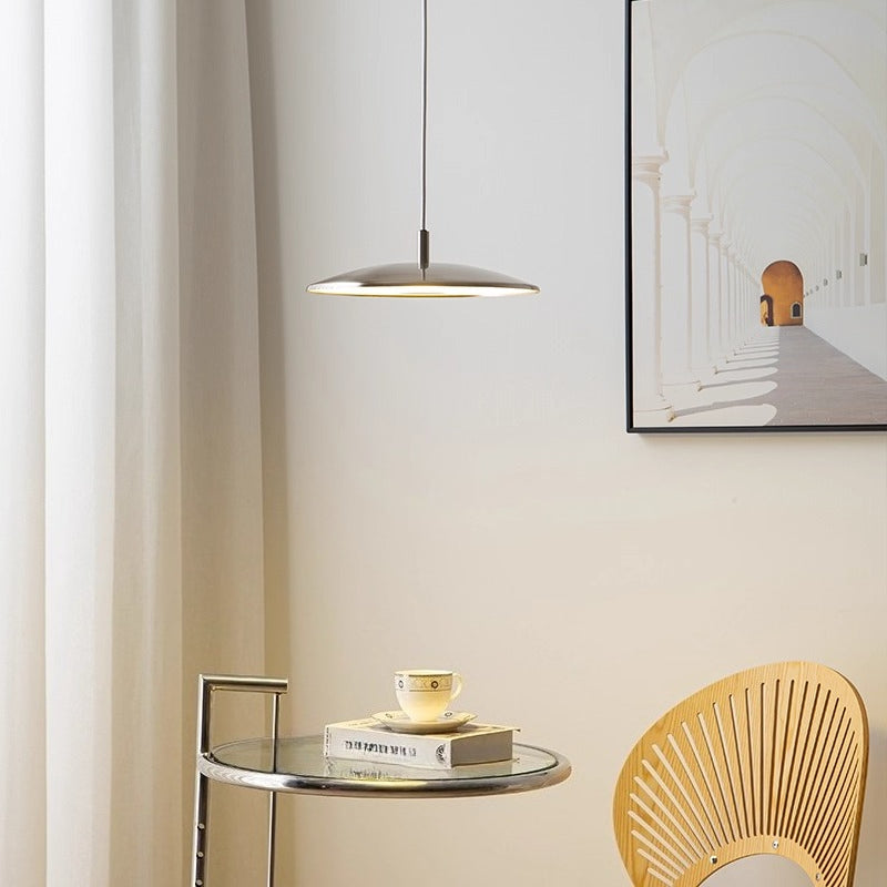 Luminaire suspendu tendance à l'éclairage doux pour une décoration intérieure moderne et épurée.