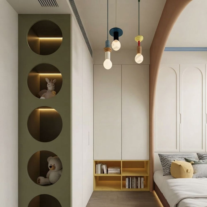 Éclairage suspendu totem en bois dans une chambre moderne aux tons naturels et boisés.