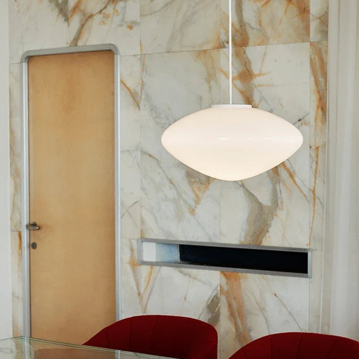 Luminaire suspendu en verre opalin blanc, parfait pour apporter une touche de design scandinave raffiné.