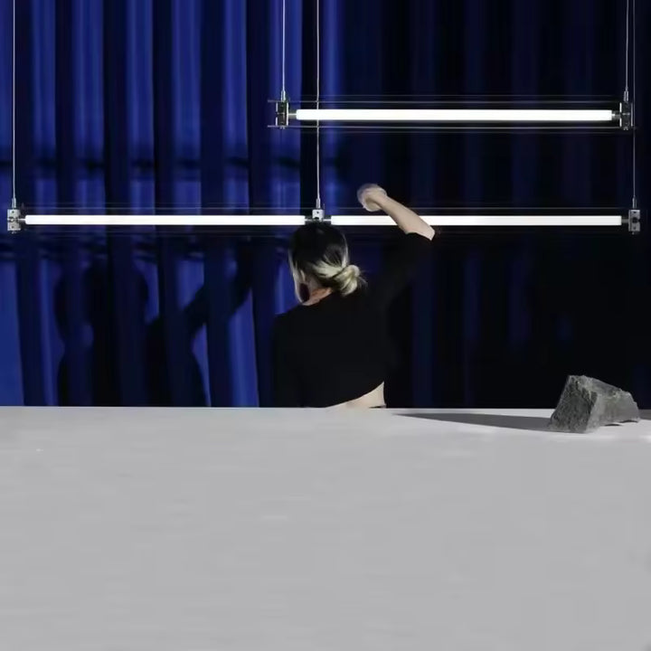 Composition de luminaires linéaires en verre et acier inoxydable, au design architectural et contemporain