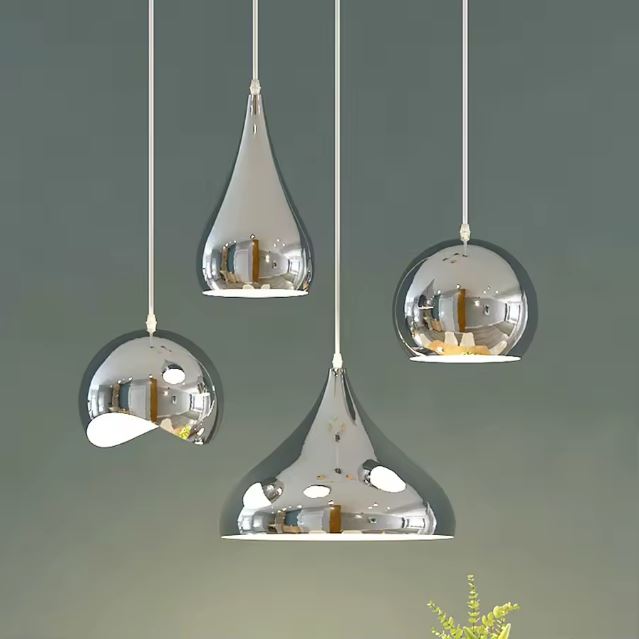 Ensemble de suspensions en métal argenté au design contemporain, idéal pour une décoration moderne et lumineuse.