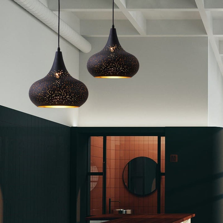 Entrée d'appartement chic mise en valeur par une suspension constellation perforée en métal ajouré.