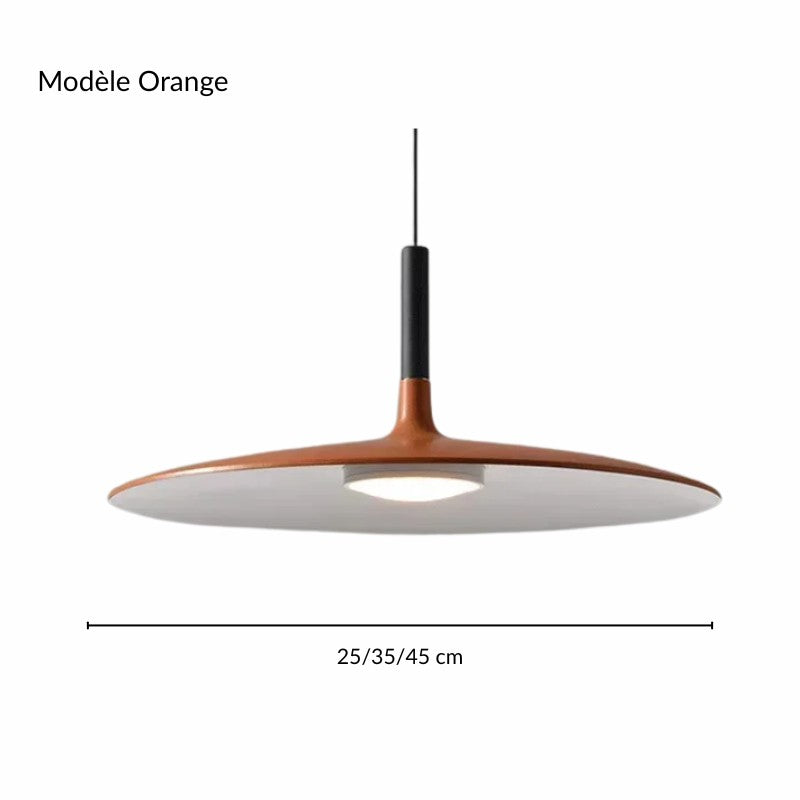 Fiche produit studio : suspension orange aile évasée au design italien effet bois et métal cuivré sur fond clair.