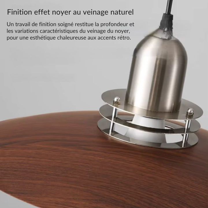 Finition effet noyer au veinage marqué sur une suspension en métal satiné, dans un esprit rétro chaleureux.