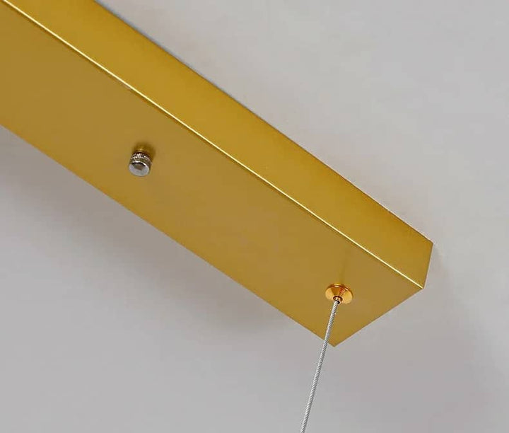 Détail de la fixation de plafond dorée pour la suspension design à globes de verre lumineux