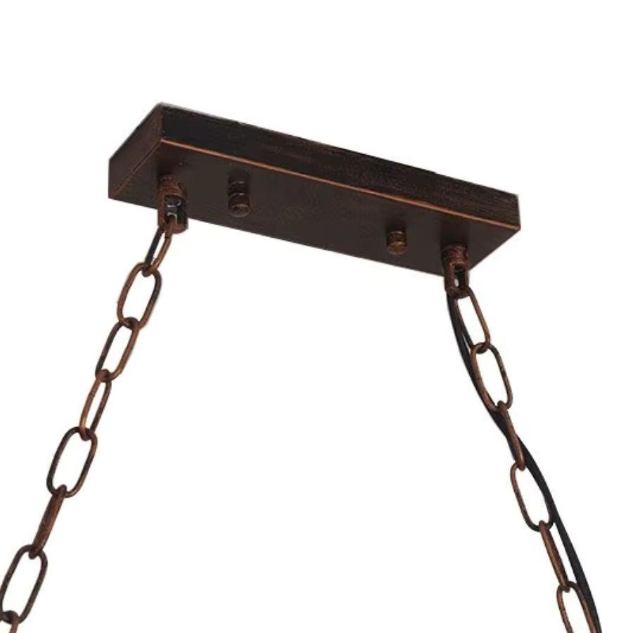 Détail de la fixation au plafond et des chaînes métalliques de cette suspension au style industriel vintage