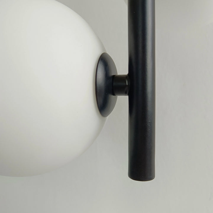 Détail technique de la fixation entre le support noir et le globe en verre soufflé.