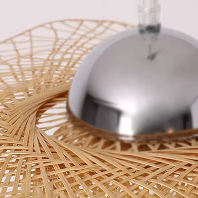 Détail de la fixation d’une suspension libellule en bambou, montrant le tressage artisanal et le support métallique chromé.
