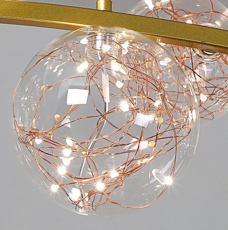 Gros plan sur un globe en verre transparent garni de micro-LEDs pour un style féerique