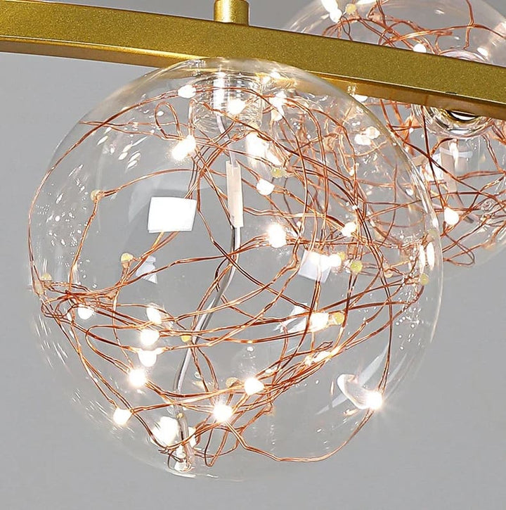 Gros plan sur un globe en verre transparent garni de micro-LEDs pour un style féerique