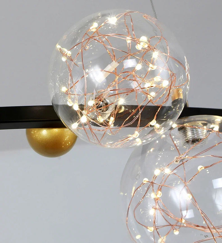 Sphères en verre scintillant fixées sur une armature noire au style résolument moderne